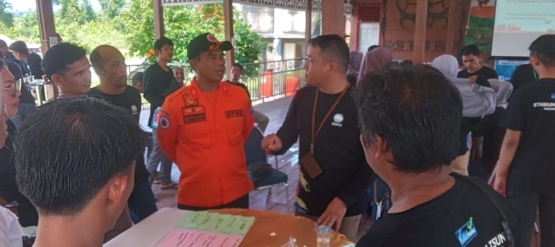 Kalaksa Lahmuddin Siregar  sedang mendengarkan penyampaian tim BMKG Pusat terhadap Kesiap Siagaan Siaga Bencana